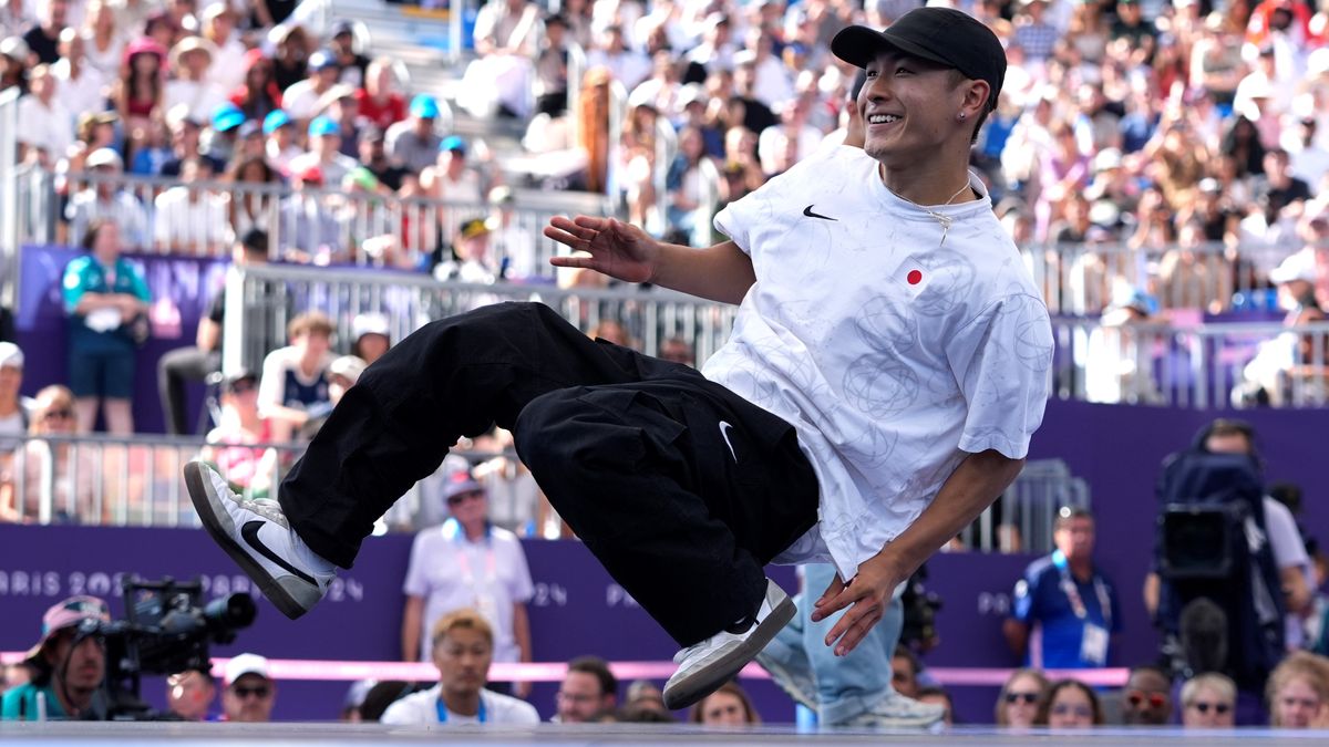 パリ五輪の舞台で笑顔でダンスを披露するShigekix(半井重幸)選手(写真：AP/アフロ)