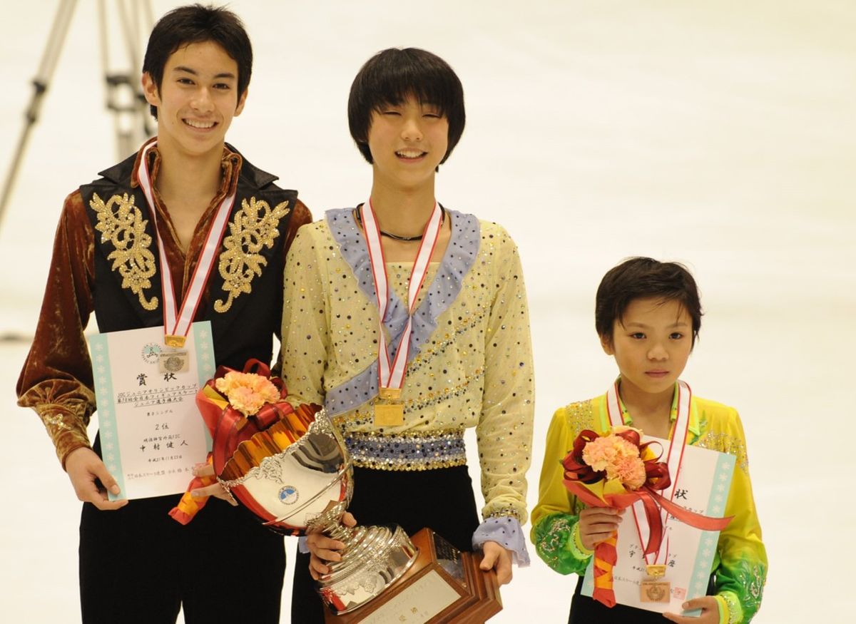 2009年の全日本選手権　(中)羽生結弦選手（右）宇野昌磨選手　(写真:アフロスポーツ)