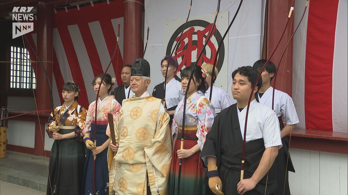 「邪」を射る神事・成人の日恒例の弓始式 防府天満宮