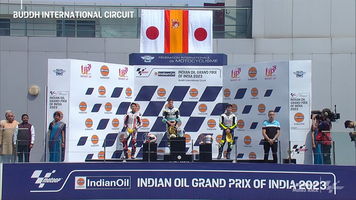 インドGPの表彰台の上には2枚の日の丸が掲げられた【画像：motogp.com】