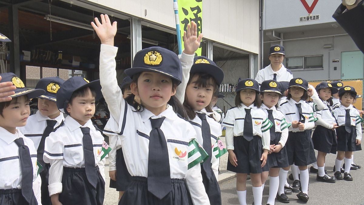 春の全国交通安全運動「横断歩道は手を上げて」保育園児たちが交通ルール学ぶ