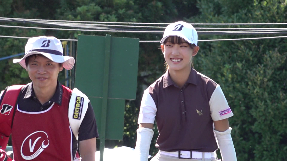 女子ゴルフ17歳の馬場咲希選手(右)