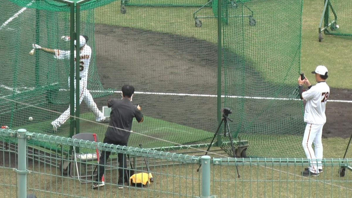 亀井コーチと坂本勇人選手