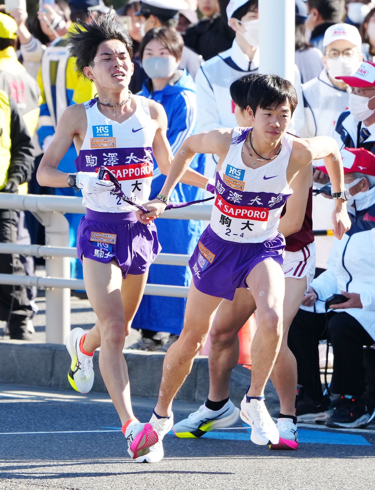 駒澤大学の3区谷中選手と4区桑田選手のタスキリレー(写真：日刊スポーツ/アフロ)