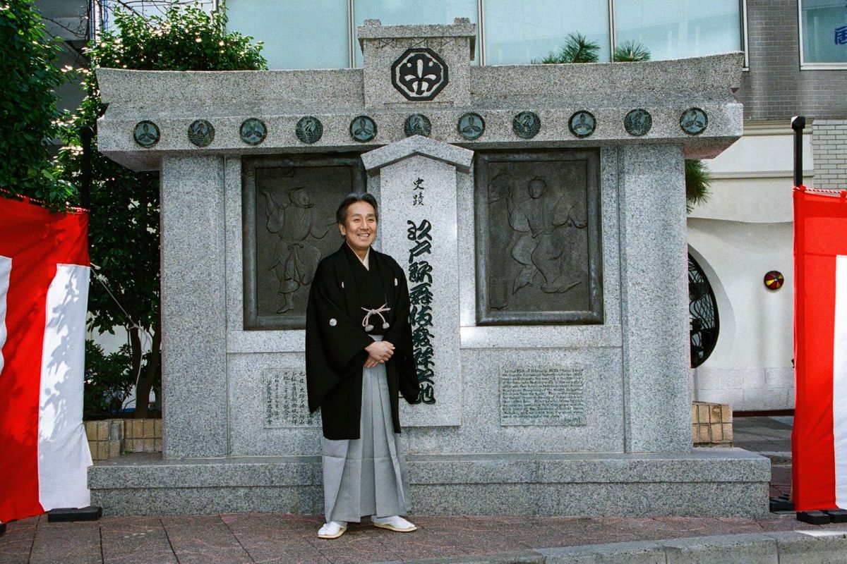 2005年に『江戸歌舞伎発祥之地』記念碑リニューアル除幕式に出席していた中村勘三郎さん（当時 勘九郎）