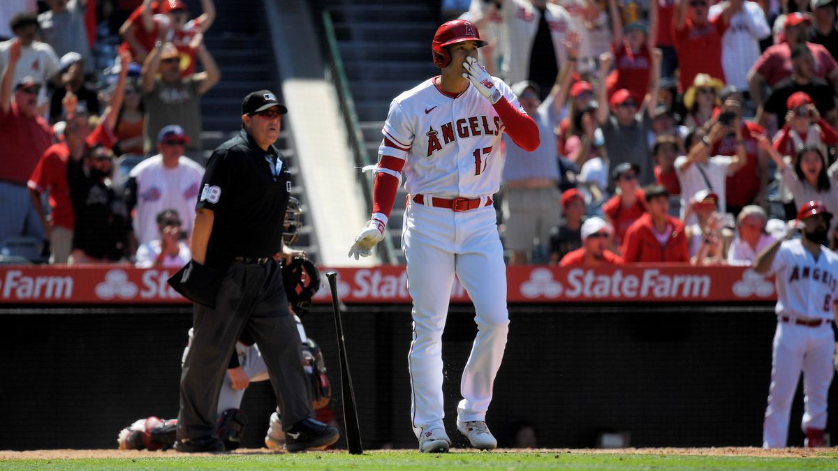 “確信歩き”で打球の行方を見送るエンゼルス･大谷翔平選手(写真:AP/アフロ)