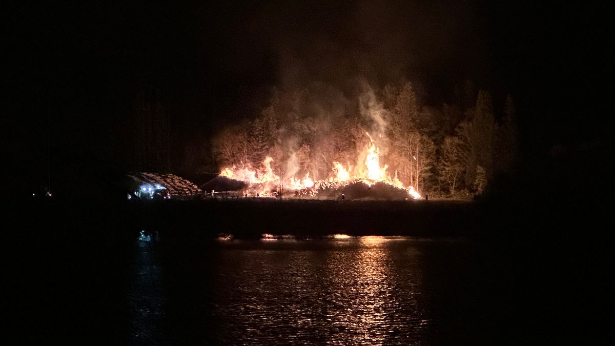 米沢・水窪ダム付近で火災、木材置き場などで出火