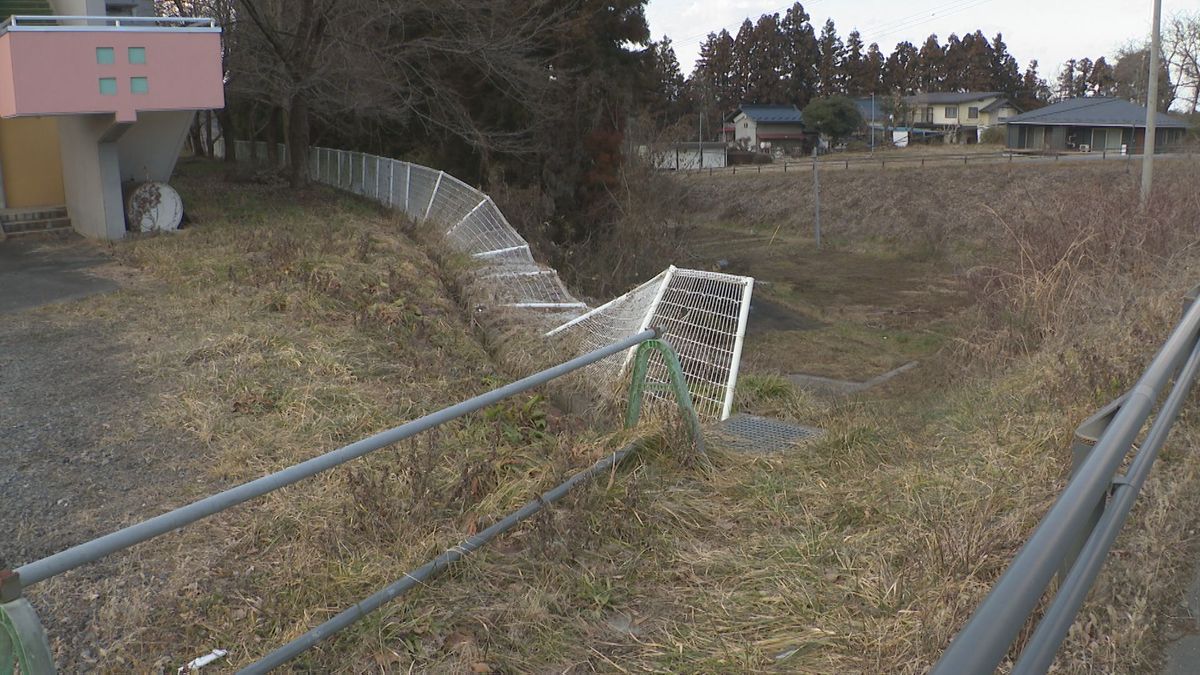 路面凍結でスリップか　軽乗用車が川に転落　 運転手の男性（46）死亡　岩手・奥州市