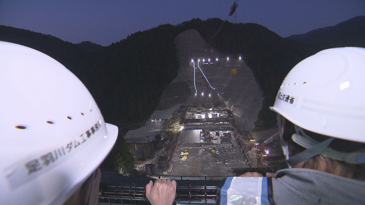 まるで夜景スポット？　「足羽川ダム」工事現場の夜の見学会　2029年度完成目指す