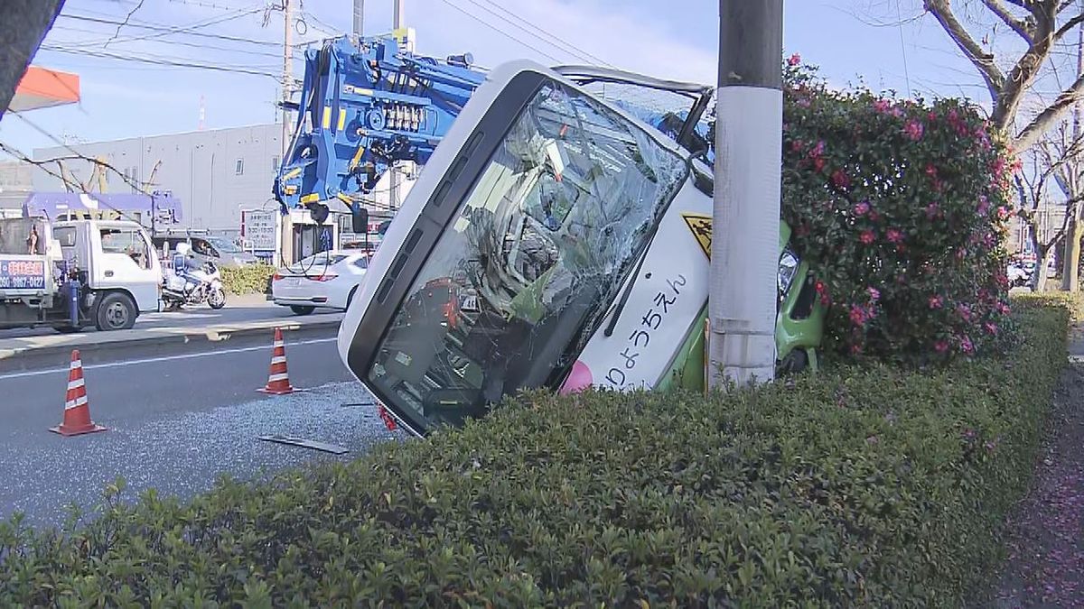 【速報】送迎中の幼稚園バスとクレーン車衝突　園児含む10人けが　救助を手伝った人は…　大分