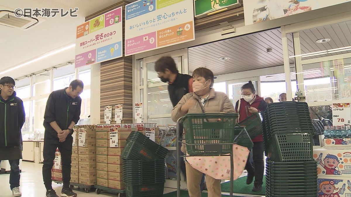 「開店はうれしいです」　JA系スーパー跡地に新たなスーパーがオープン　開店前から行列を作るなど地元客は歓迎　鳥取県米子市淀江町