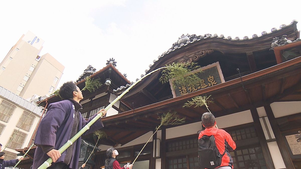 道後温泉本館で新年迎える準備 年末恒例の「すす払い」が4年ぶり復活