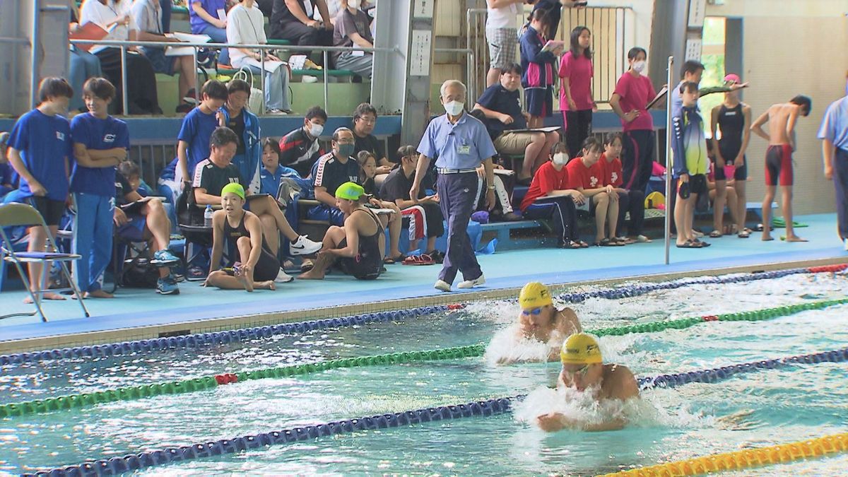 小中高生スイマーが力泳 全国切符懸けタイムレースに臨む 山梨県