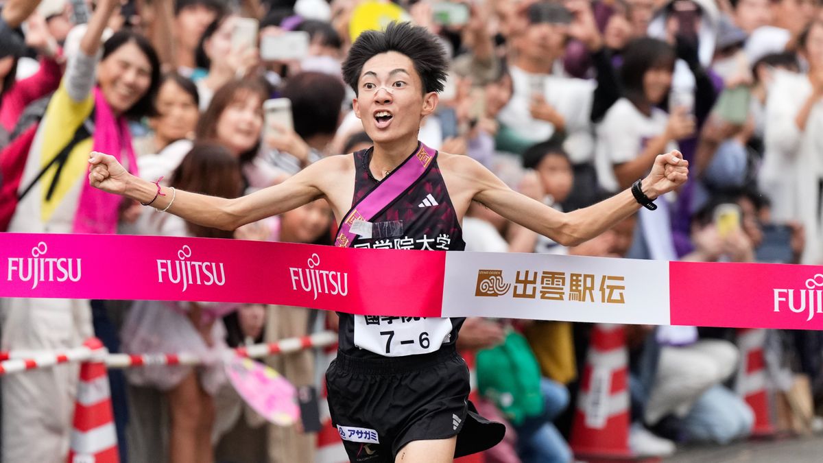 出雲駅伝でフィニッシュテープを切る平林清澄選手(写真：SportsPressJP/アフロ)