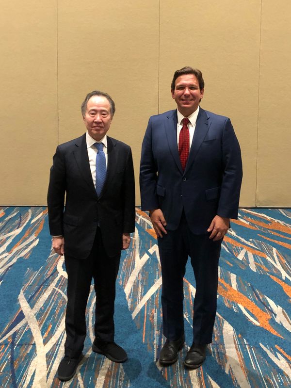 22年11月、デサンティス知事と面会する日本の冨田駐米大使（在米日本大使館のTwitterより）