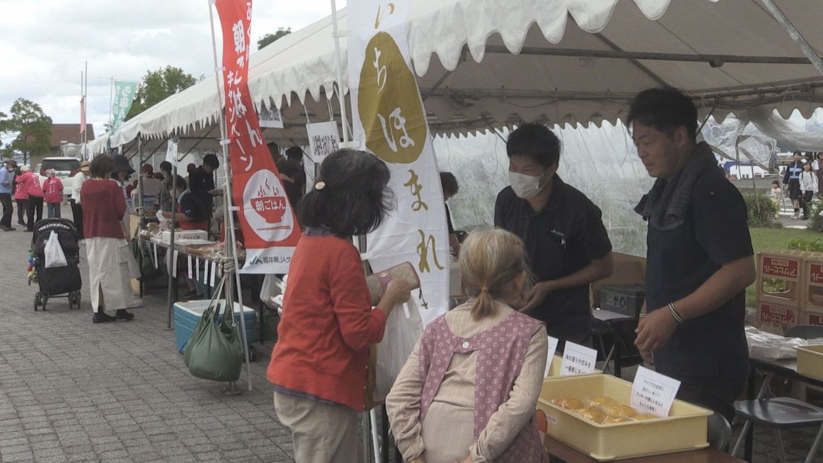 ウメやキノコそれに新鮮な魚　恒例のうみんぴあフェスタに多くの人　大漁市でセリ体験も　おおい町