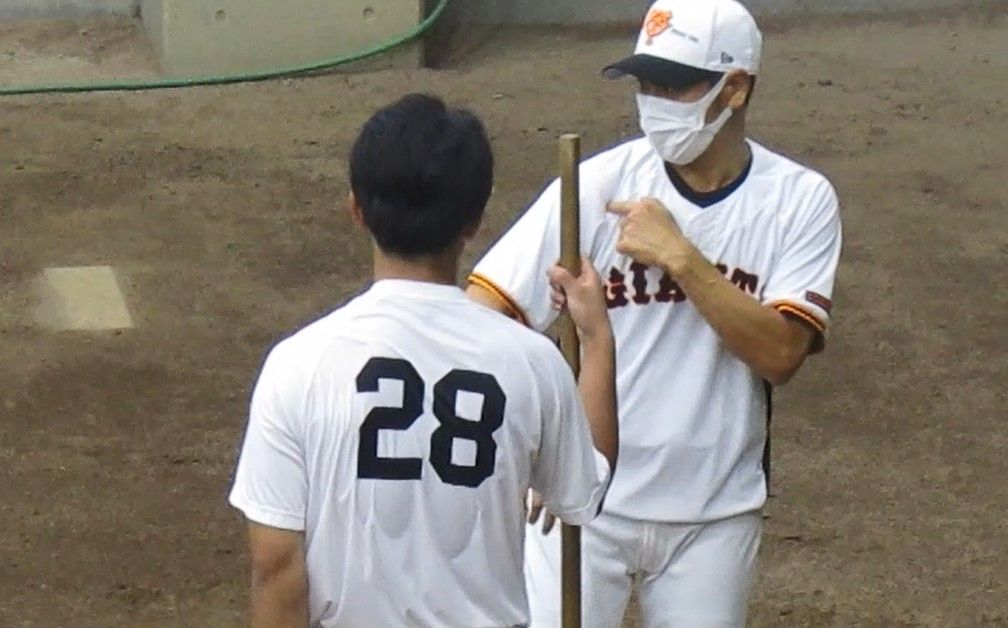 ドラフト2位の山田龍聖投手に指導する高橋尚成臨時投手コーチ