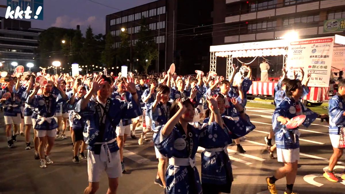 おてもやん総おどりの参加者たち(3日･熊本市中央区)