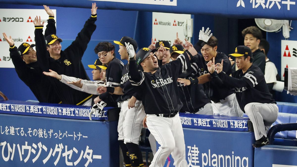 先制2ランHRを放った山川穂高選手（写真:時事）