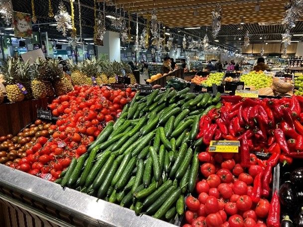 新鮮な野菜が山積みのモスクワのスーパー