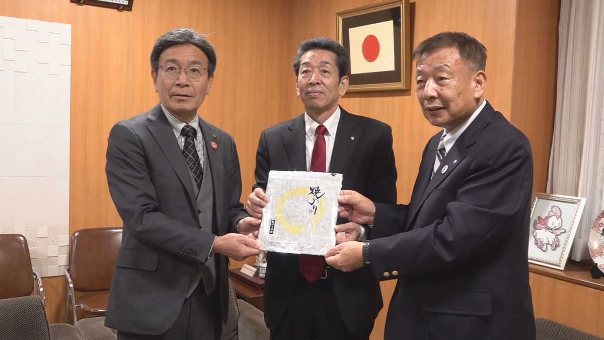 漁協が有明海でとれた一番ノリを贈呈 長洲町のすべての小中学校なの給食などで提供