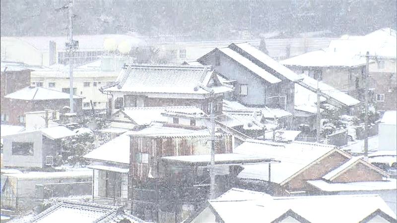 慣れない雪に “スリップ事故や立ち往生”　5日朝から交通障害相次ぐ　6日も路凍結など警戒《長崎》