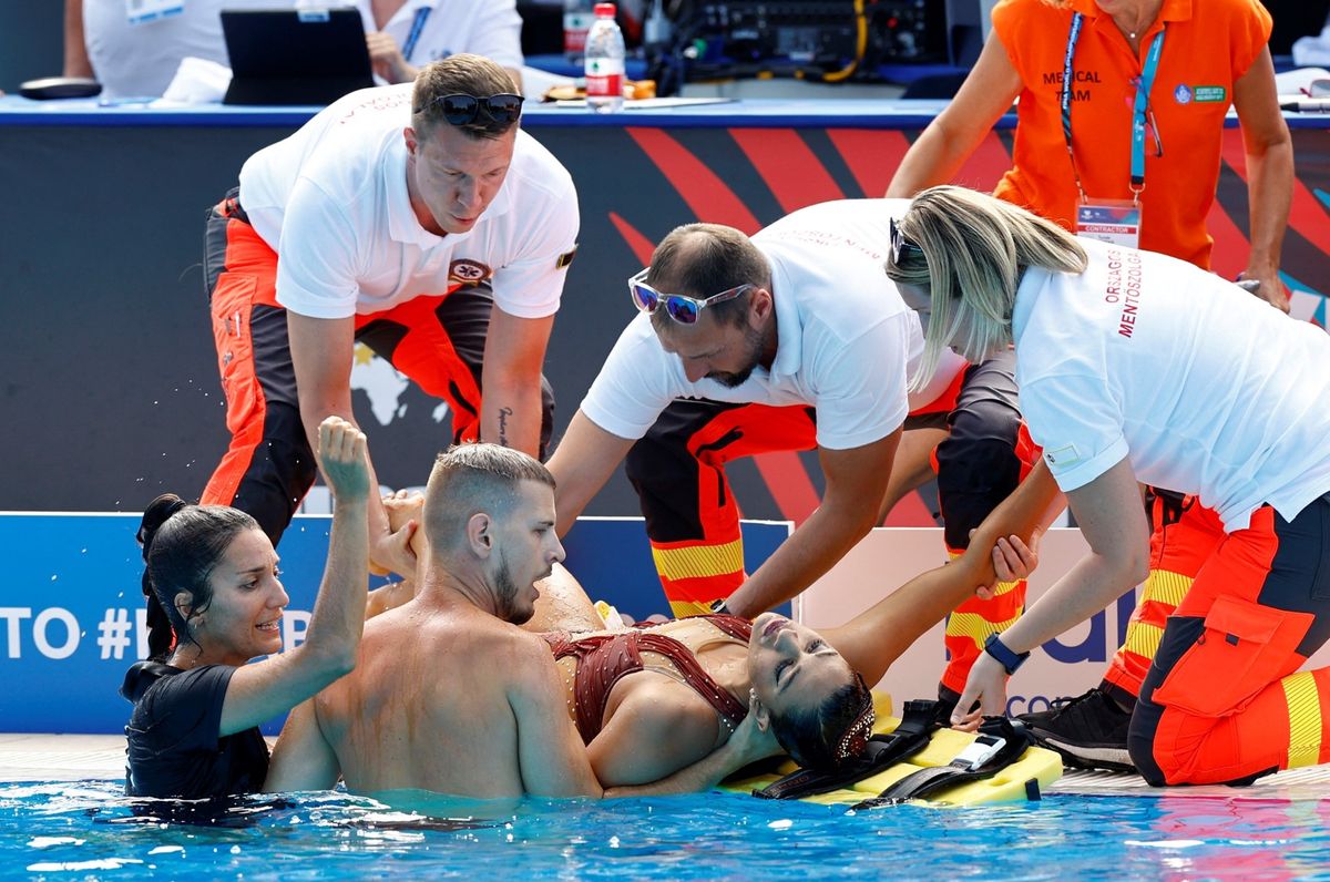 世界選手権でアーティスティックスイミング　演技中に選手が水中で意識失う　コーチが飛び込み救出