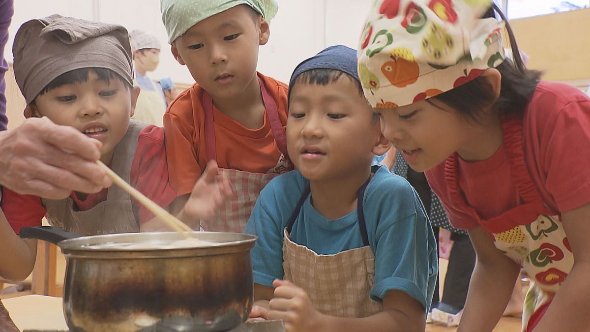 親子で日本食作り　油揚げや昆布を使って「信田」に挑戦　保育園が食育の一環で企画　大分