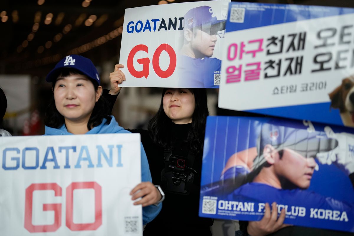大谷翔平×史上最高『GOATANI』のボードでお出迎え　ド軍の到着を韓国のファンも心待ち