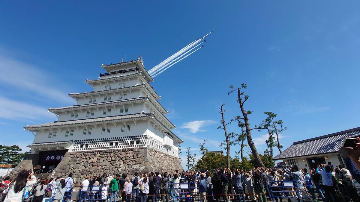 島原の空にブルーインパルス「築城400年を記念」華麗な技とダイナミックな飛行に8万人が感動《長崎》