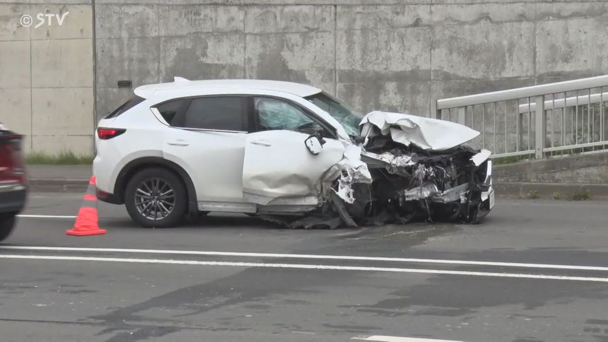 車の前面は大破（９月２２日）