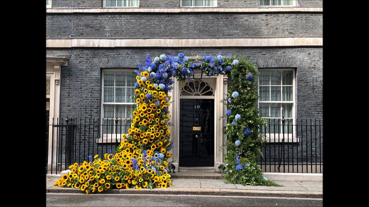 英首相官邸、青と黄色の花でデコレーション　独立記念日のウクライナへ連帯示す