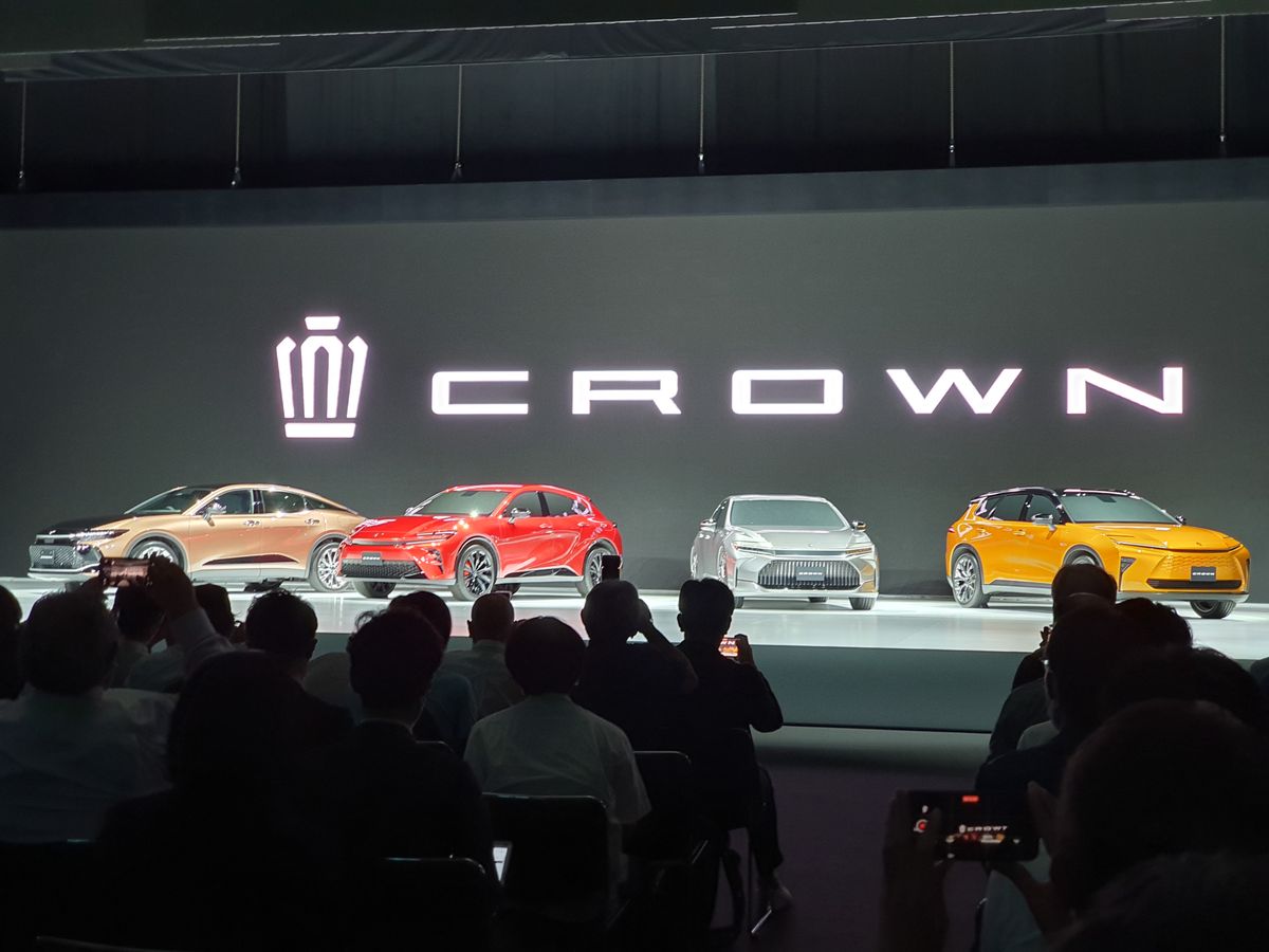 トヨタ「クラウン」新モデルを一度に4種類発表　世界40の国と地域で販売