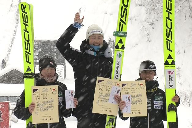 女子の岩佐明香選手（中央）は大会連覇