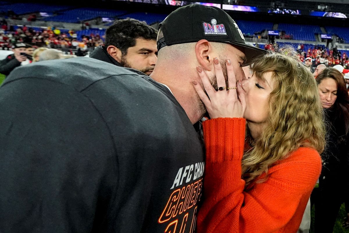 AFCチャンピオンを決めたケルシー選手に祝福のキスをするテイラー・スウィフトさん（写真:AP/アフロ）