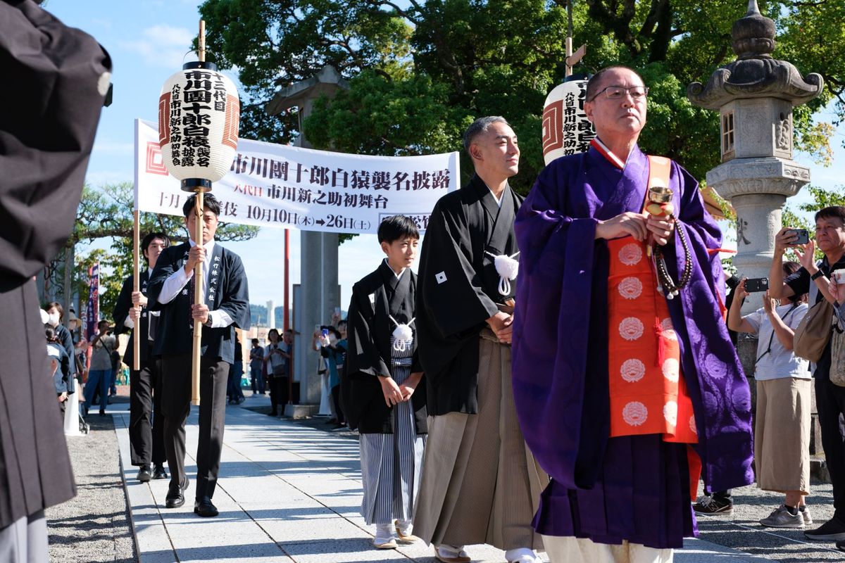 お練りを行った市川團十郎さんと市川新之助さん