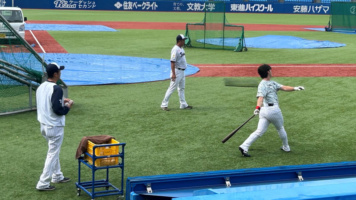降雨の影響で他選手が室内練習する中、神宮球場で打撃練習をするヤクルト・長岡秀樹選手