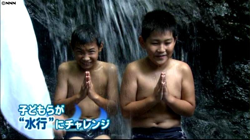 滝に打たれて…小学生が「水行」体験　東京