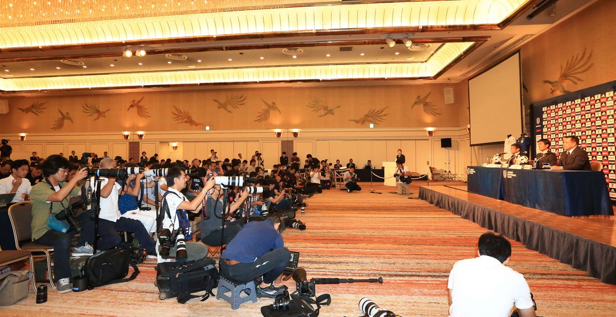 大勢の報道陣が集まった４年前の就任会見　写真：日刊スポーツ/アフロ