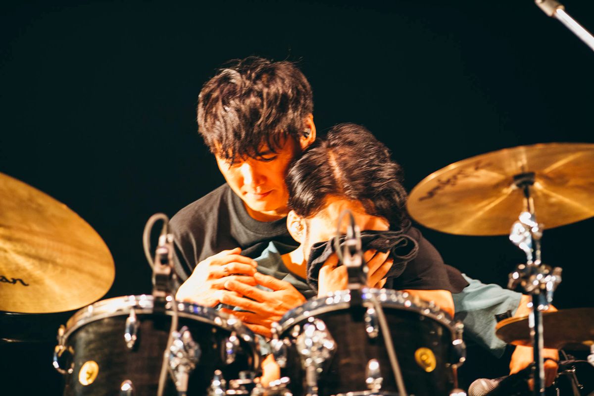 サカナクション・山口一郎「ただいま！」　バンドとして約2年ぶりライブ開催　涙のドラム・江島を抱擁