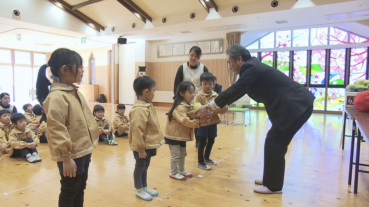 こども園にリンゴを贈呈　青森県のJAが全国各地に無償で提供　園児も大喜び「甘くておいしそう」大分