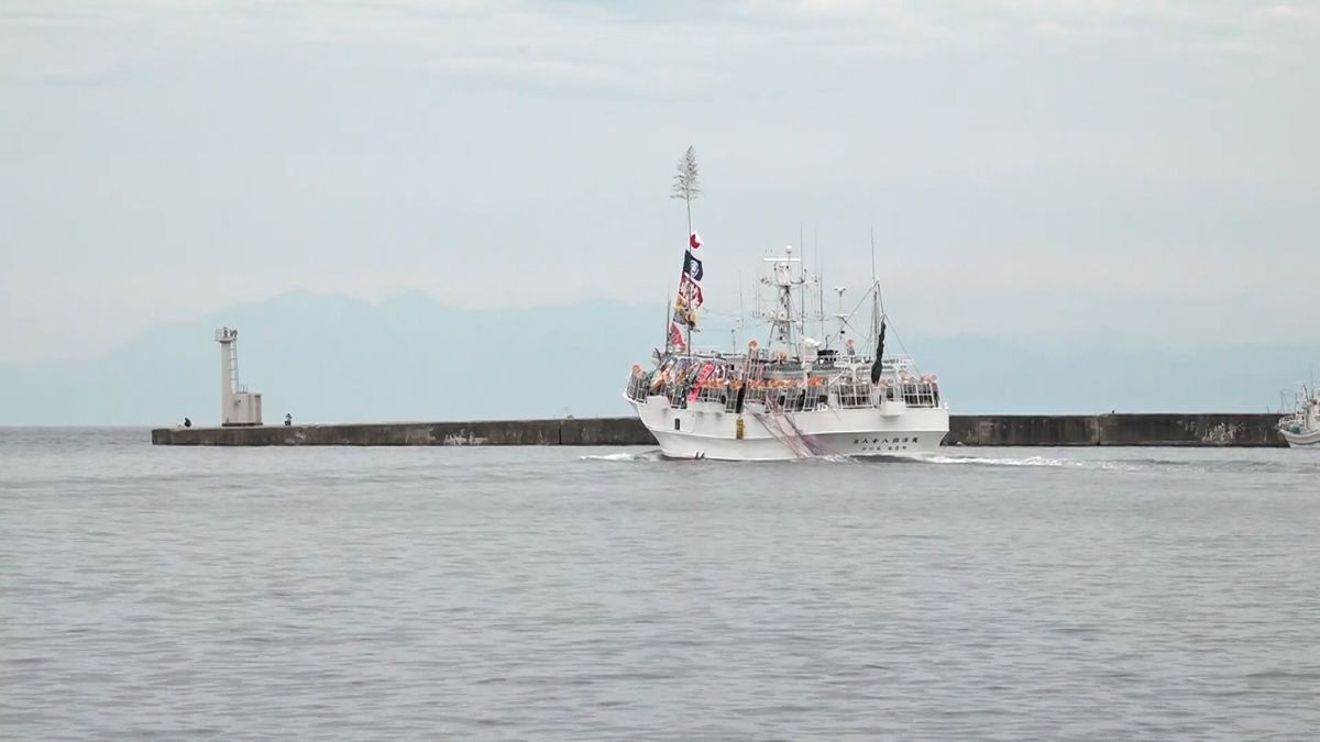 スルメイカ漁シーズン始まる　石川・能登町の小木港からイカ釣り船が出港