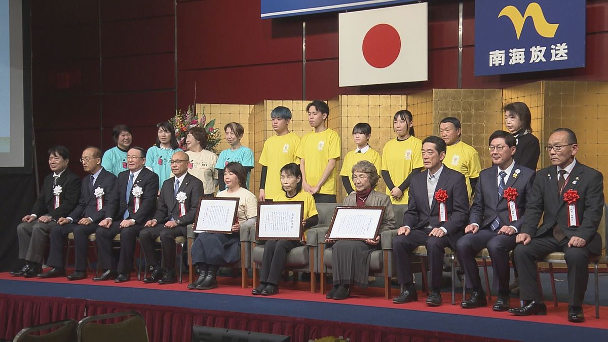 地域福祉や社会貢献活動で功績「南海放送賞」1個人2団体を表彰【愛媛】