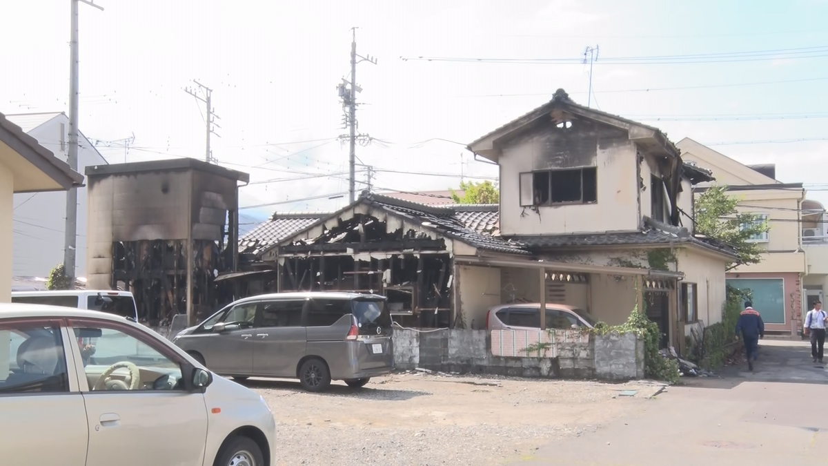 住宅全焼84歳女性死亡　出火当時は近くで雷が連続発生　火事の原因調べる