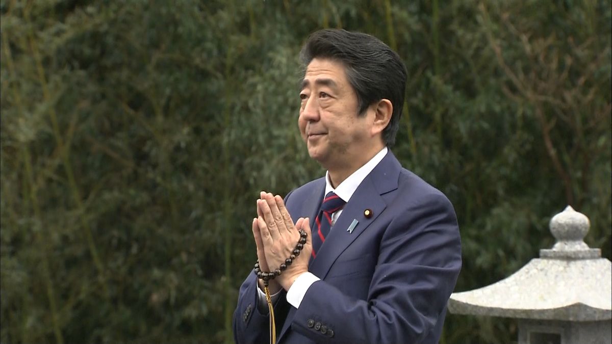 安倍首相　父・安倍晋太郎元外相の墓参り