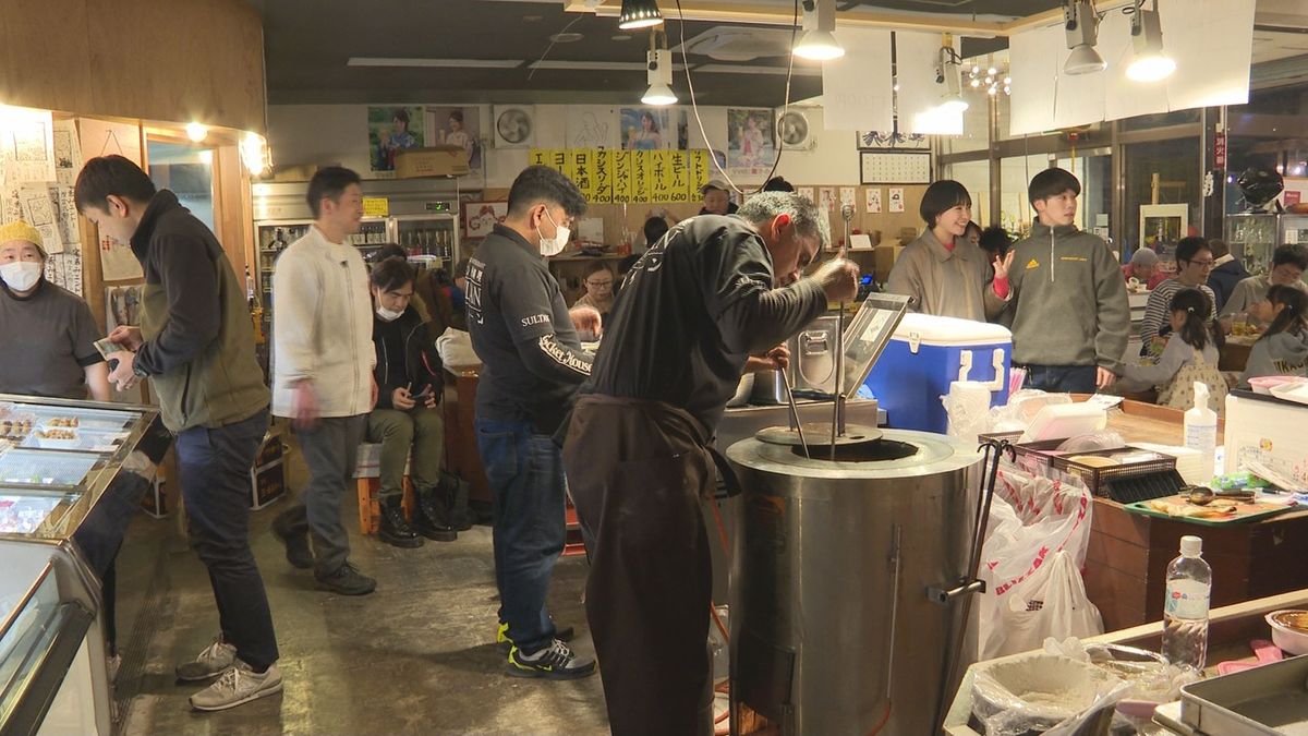 山形県内外からリピーターの客が訪れるスーパー　「ゲソ天」が人気　立ち飲みイベントも
