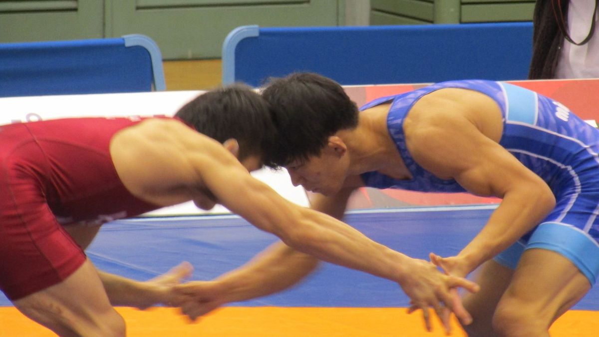 高橋侑希選手と対戦する樋口黎選手（青）