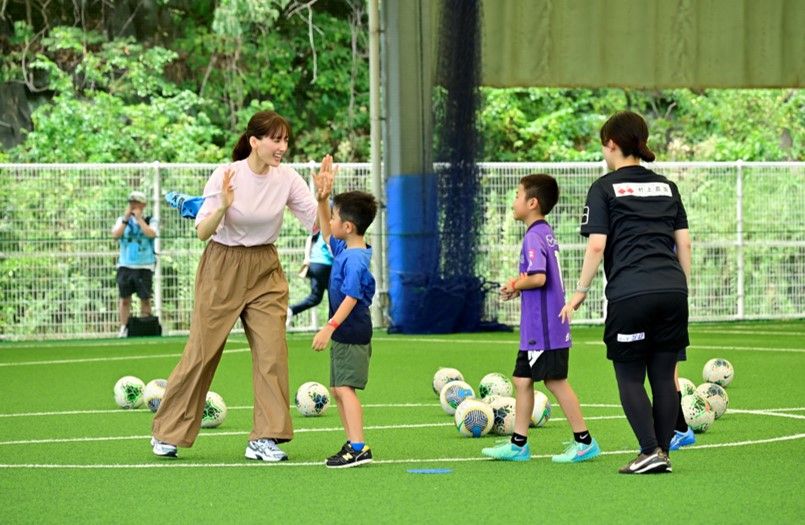 綾瀬はるかさんが、出身地・広島で開催されたサッカーイベントにゲスト参加