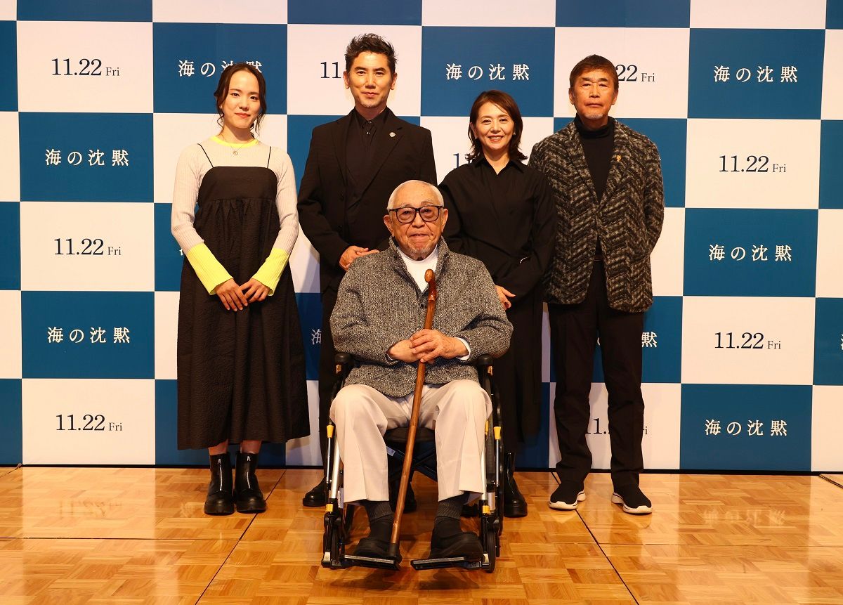 記者会見に登場した倉本聰さん、キャスト陣、若松節朗監督　（c）2024 映画『海の沈黙』INUP CO.,LTD