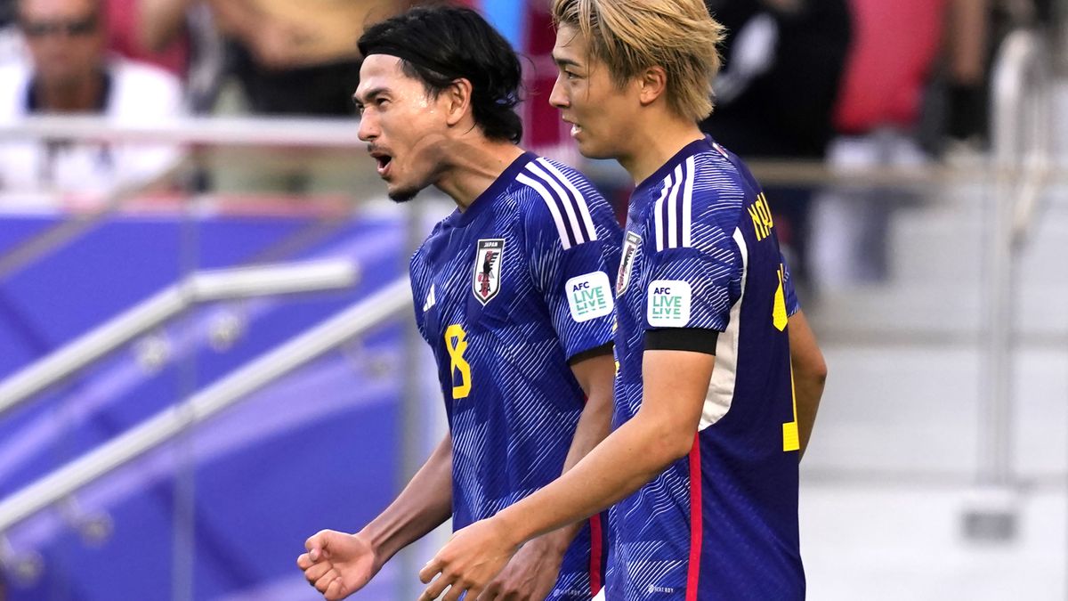 追加点に喜ぶ南野拓実選手と中村敬斗選手(写真:AP/アフロ)